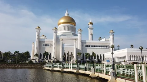 Sultan Omar Ali Saifuddin Mosque Stock Footage 105464167