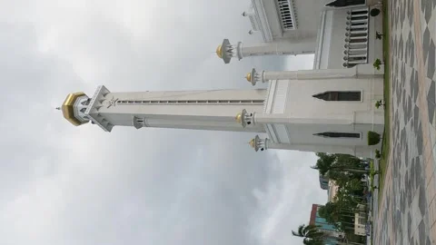 Sultan Omar Ali Saifuddin Mosque in Bandar Seri Begawan - Brunei, vertical Vídeos de archivo 250845740