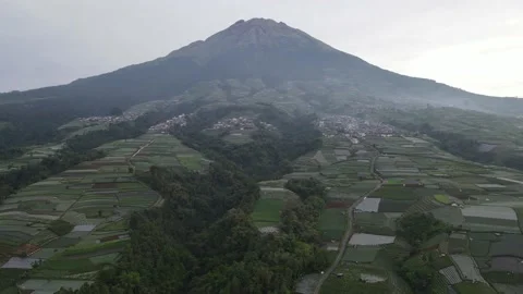 Sumbing Mountain in Central Java, Indonesia 動画素材 215404902