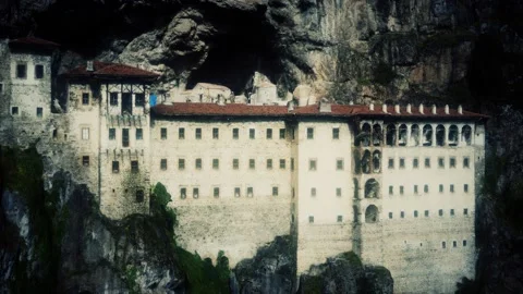 Sumela Monastery on the rocky mountain Vidéo 130492636