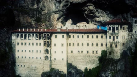 Sumela Monastery on the rocky mountain 库存影片 138937512
