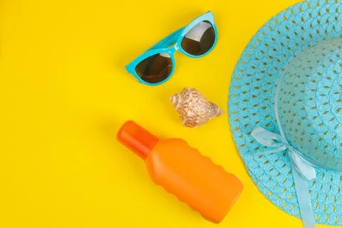 Summer accessories. beach accessories. sunscreen, hat and glasses on a bright Foto stock