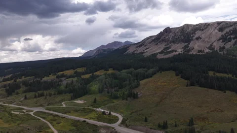 Summer aerial of Lizard Head Pass in Telluride Colorado with peaks and meadows Vídeo Stock 342063945