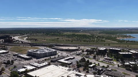 Summer aerial of urban development at Cherry Creek Reservoir in Aurora Colorado Vidéo 345015392