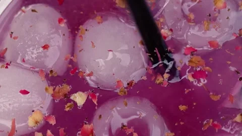 A summer alcoholic purple drink A close-up of lemonade for freshness. 스톡 동영상 336617601