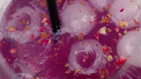 A summer alcoholic purple drink A close-up of lemonade for freshness. Stock-Footage 336617611