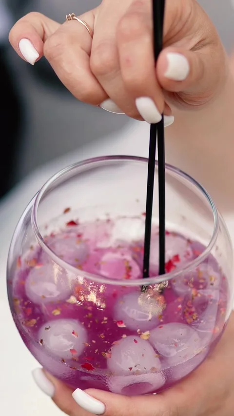 A summer alcoholic purple drink A close-up of lemonade for freshness. Stockbeeldmateriaal 336617628