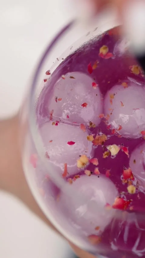 A summer alcoholic purple drink A close-up of lemonade for freshness. 스톡 동영상 336617675