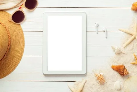 Summer background with blank screen tablet computer and beach accessories -.. Stock Photos