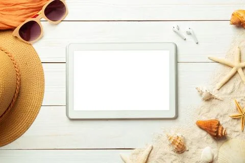 Summer background with blank screen tablet computer and beach accessories -.. Stock Photos