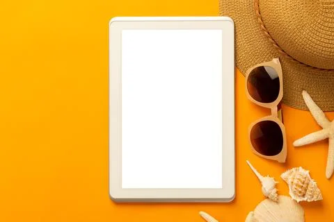 Summer background with blank screen tablet computer and beach accessories -.. Stock Photos