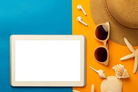 Summer background with blank screen tablet computer and beach accessories -.. Stock Photos
