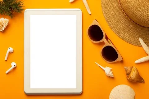 Summer background with blank screen tablet computer and beach accessories -.. Stock Photos