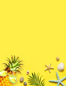 Summer background. Palm leaf, pineapple, starfish and seashell on yellow back Foto stock