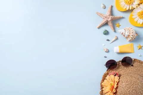 Summer beach background design concept with shells, hat, slipper on blue back Foto stock