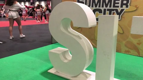 SUMMER IN THE CITY Video stock 135665408