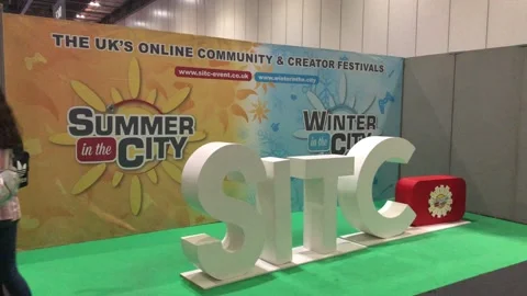 SUMMER IN THE CITY Video stock 135665411