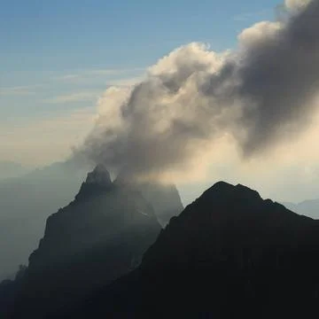 Summer cloud over mountain peaks in the Swiss Alps. Evening scene on mount... Foto stock
