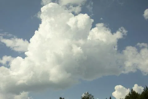 Summer clouds. Celestial landscape. Air masses. Cool weather. Fotos de archivo