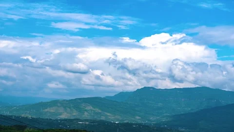 Summer clouds drifting over green mountain range landscape under bright blue sky Vídeos de archivo 342333470