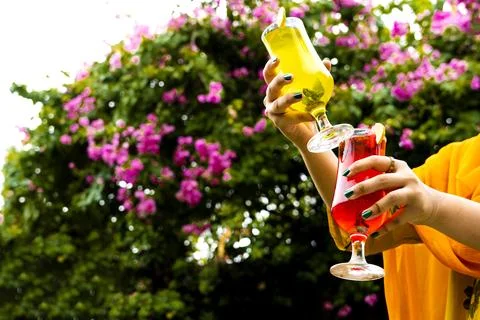 Summer Cocktails: Refreshing Drinks by the Poolside Foto stock