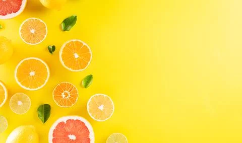 Summer composition made from oranges, lemon or lime on pastel yellow backgrou Foto stock