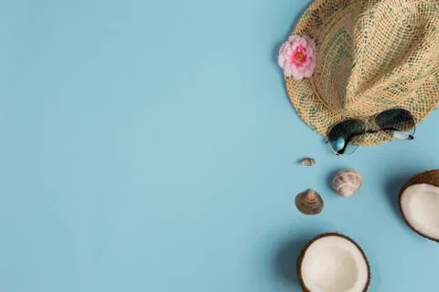 Summer composition. Sunglasses, hat, coconut on blue background. Summer conce Stock-Fotos