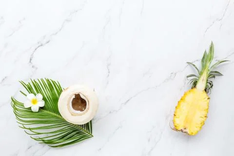 Summer composition. Tropical palm leaf, coconut, pineapple on white marble ba Foto stock