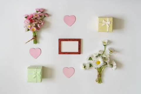 Summer creative composition. Two white and pink Marguerite daisy Foto stock