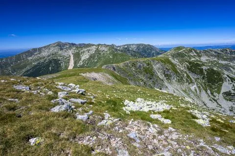 Summer day mountain landscape. Green rocky mountains and a blue sky. Mount .. Foto stock