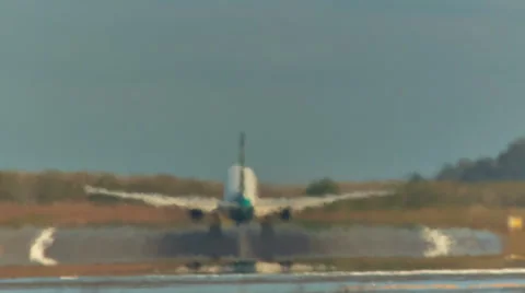 Summer day time phuket main airport jet plain landing blurring view hd thailand Vídeo Stock 64565405