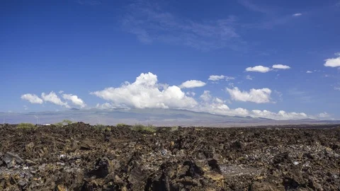 Summer day timelapse of clouds over the frozen lava of Big Island of Hawaii, USA Vidéo 88690467