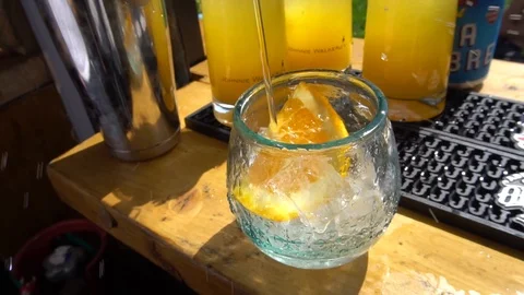 SUMMER DRINK BEING POURED Vídeos de archivo 99156940