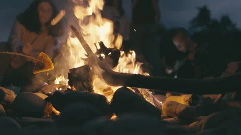 The summer evening bonfire becomes a central meeting place and fun where people Vidéo 247314141