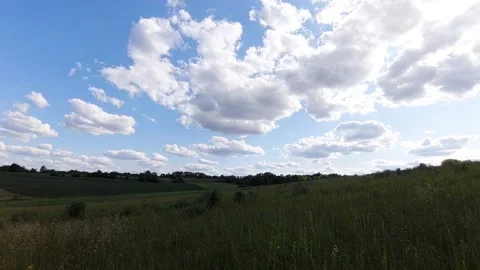 Summer Field Under Clouds Stockbeeldmateriaal 197051135