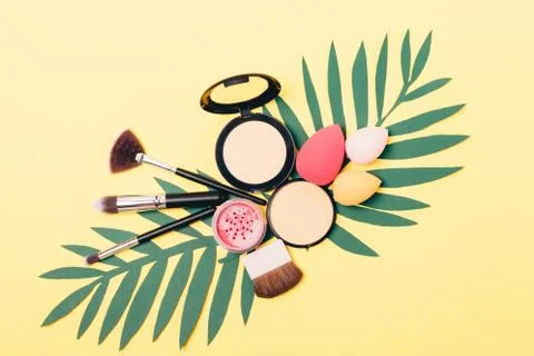 Summer flat lay composition of women's makeup 库存照片