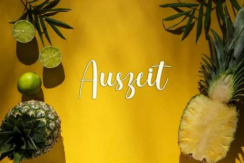 Summer Flat Lay, Tropical Pineapple, Text Auszeit Means Downtime Foto stock