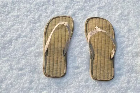 Summer flip flop sandals on the white snow Foto stock
