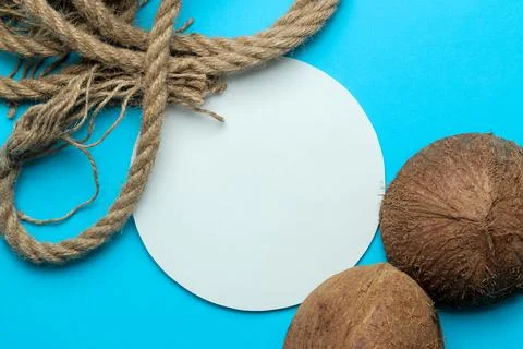 Summer frame. Paper frame for your text, coconut and marine rope on a bright Foto stock