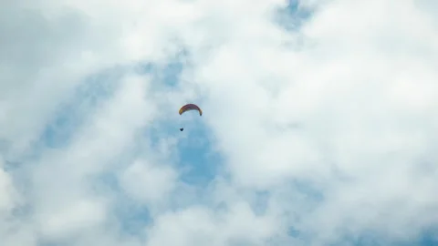 Summer freedom during parasailing. Video stock 254622108