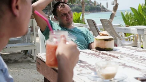 Summer fruit cocktail on the beach. Two friends are drinking cocktails in a cafe Vidéo 127150462