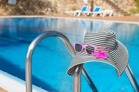 Summer hat at the swimming pool Foto stock