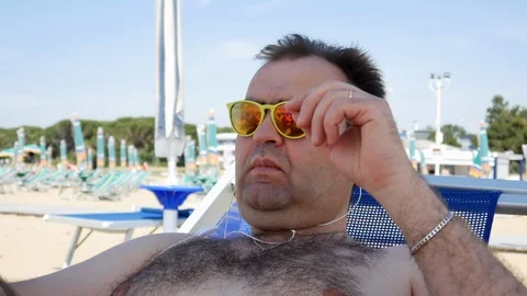 Summer holidays, technology and people concept - happy young man in sunglasses 库存影片 90306512