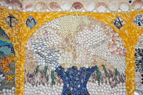 A summer house with shell pattern designs in the Abbey Gardens, Tresco, Isles Foto stock