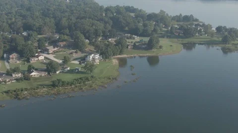 Summer lake home Stockbeeldmateriaal 115212936