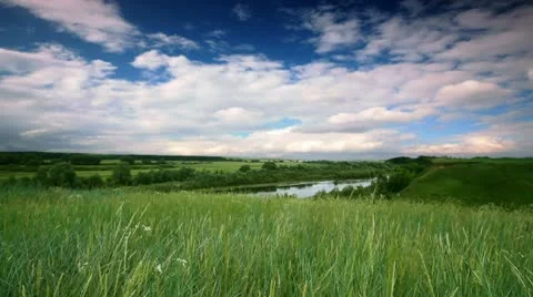 Summer landscape in the background of running clouds. Vídeos de archivo 9316369