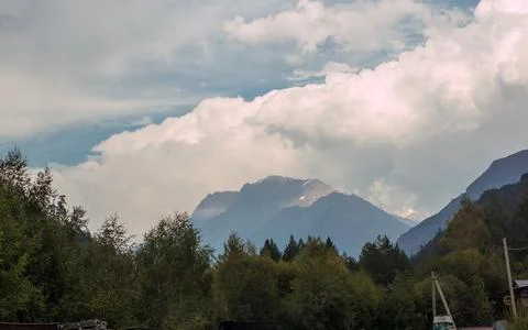 Summer landscape in mountains, deep forest, blue sky with white clouds Foto stock