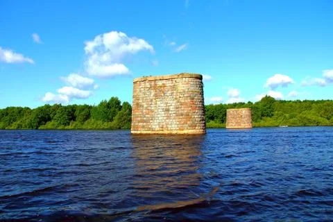 Summer landscape reflection of clouds in the river and forest shore. view of  스톡 일러스트