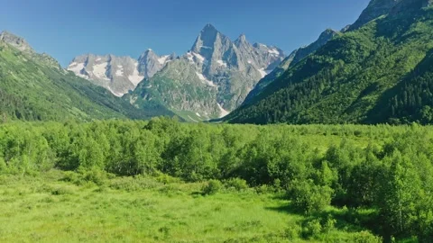 Summer landscape of river in Caucasus mountain. 库存影片 267607237