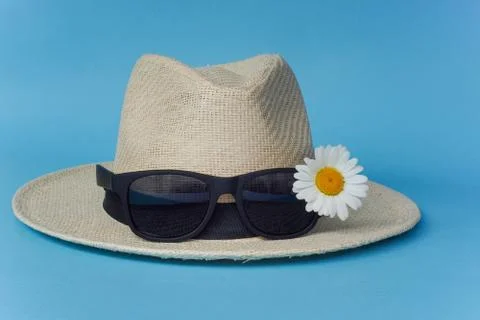Summer layout with straw hat, daisies and sunglasses. Top view of Concept of  Foto stock
